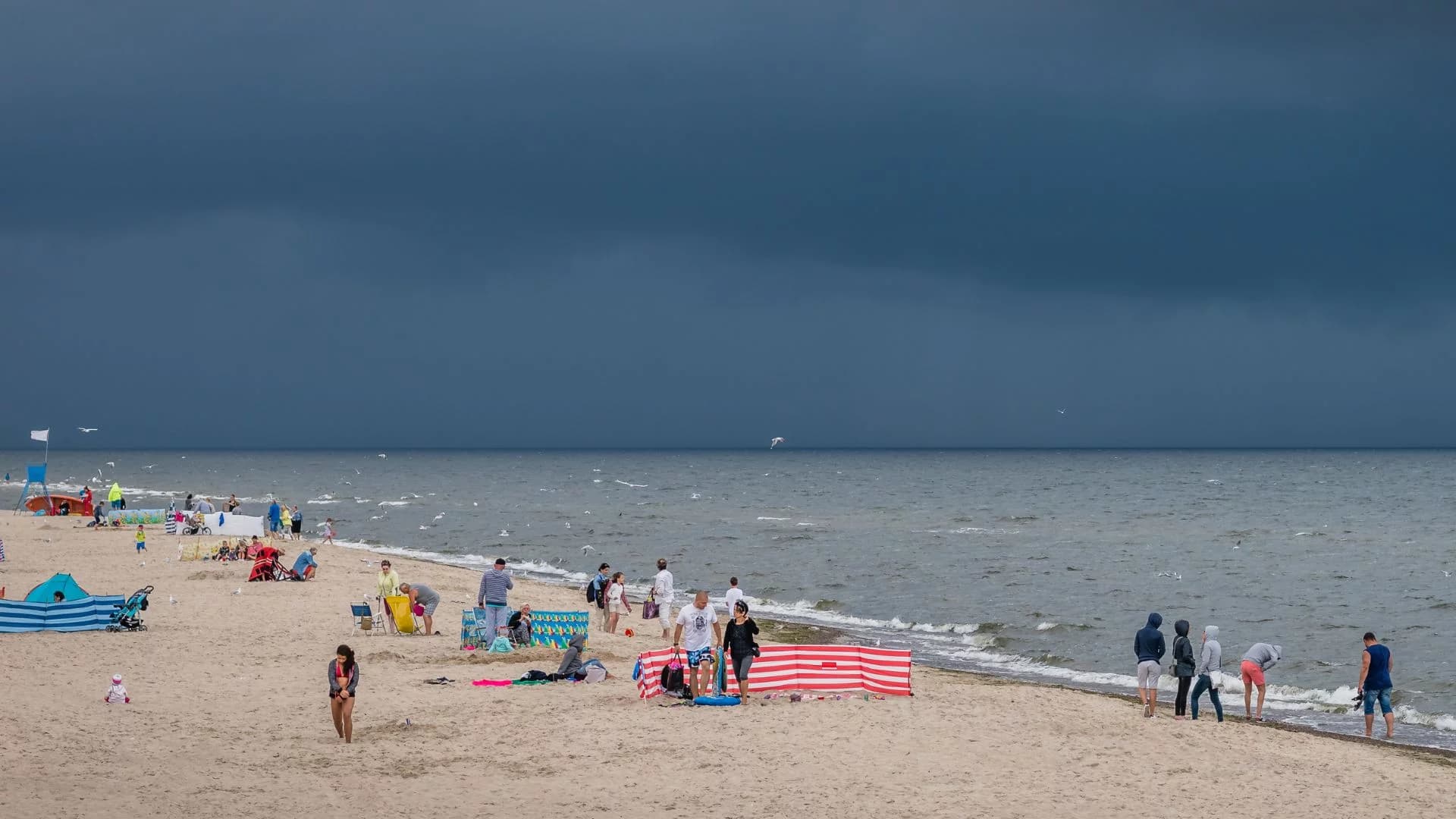 Niebezpieczne wakacje nad Bałtykiem. Czerwone alerty, zamykane atrakcje