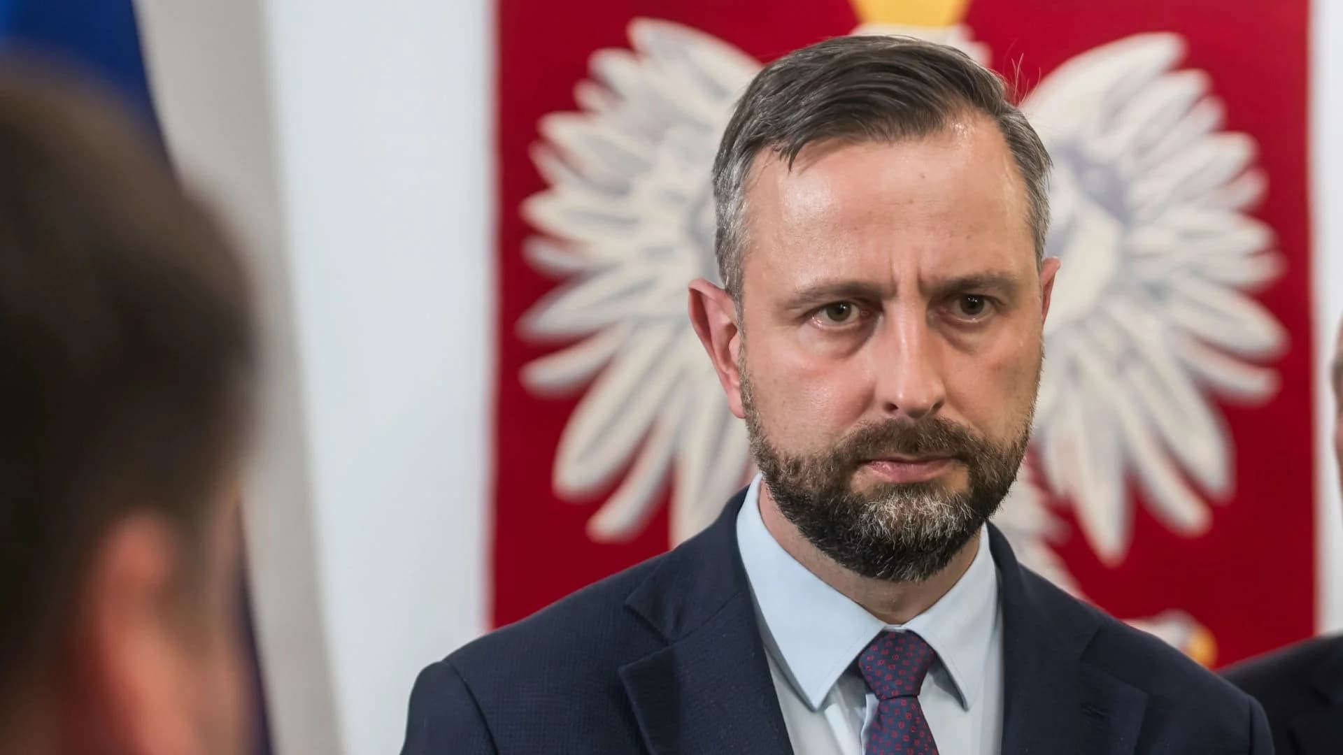 Incydent przed kolumną rządową szefa MON. "Nacisnął gwałtownie hamulec"