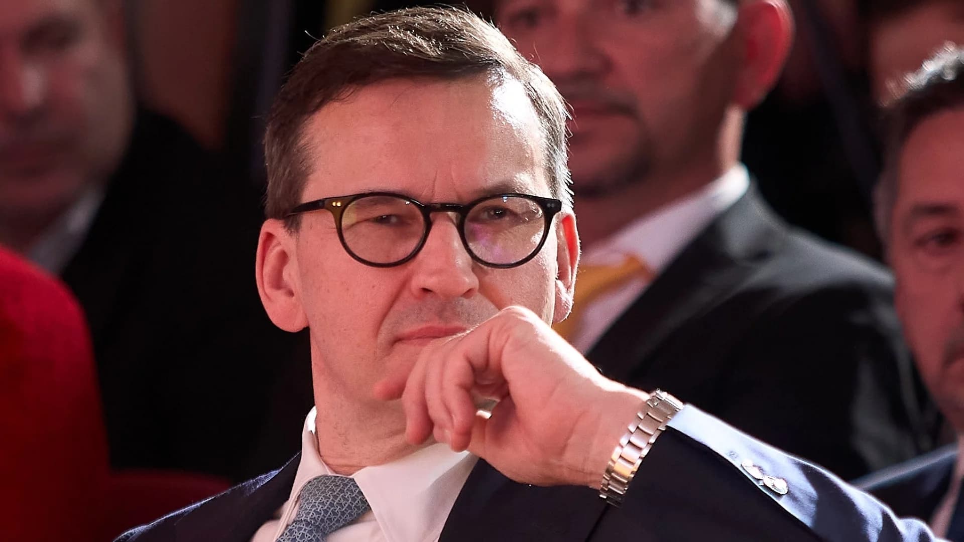 PiS z ledwo 17,7 proc. i 6 partii w Sejmie. Ależ ta nowa partia Morawieckiego namiesza