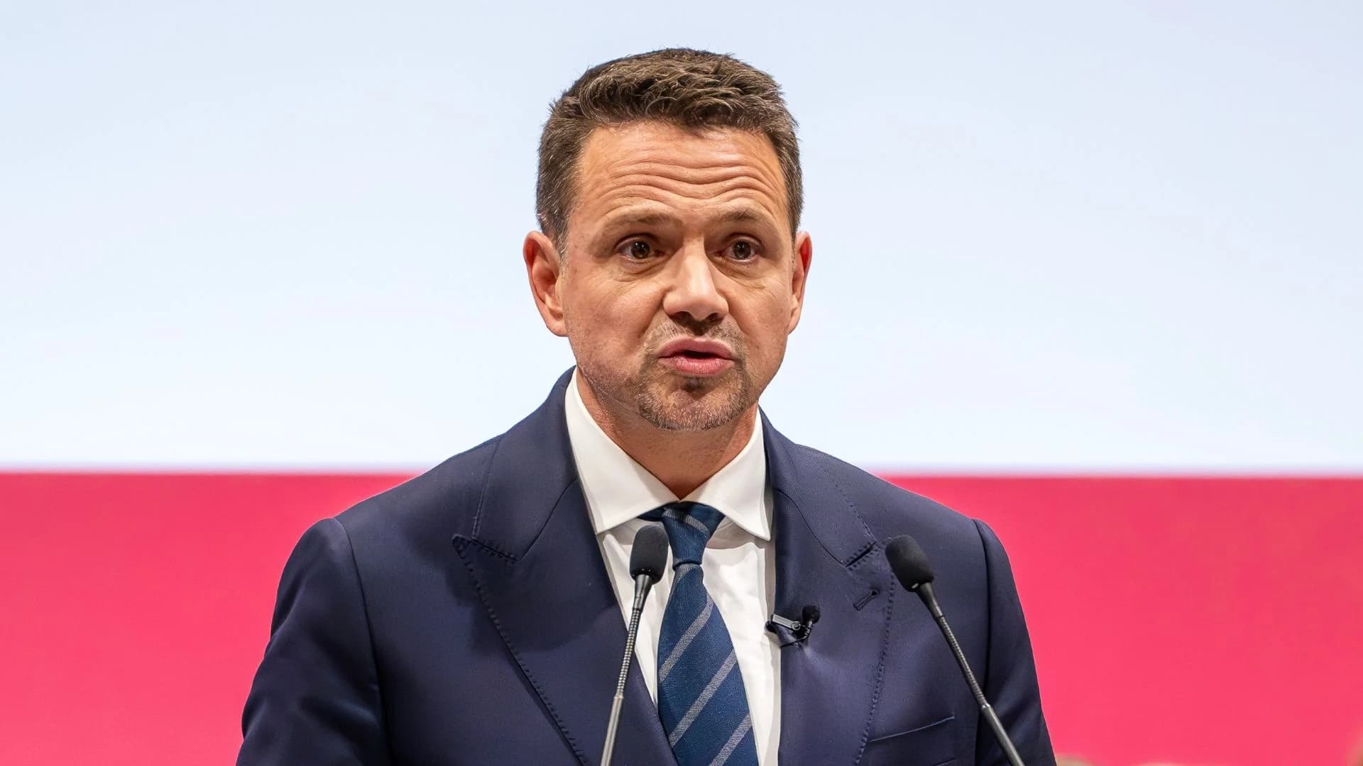 Rafał Trzaskowski w tarapatach. Referendum może być "prezentem" na mikołajki