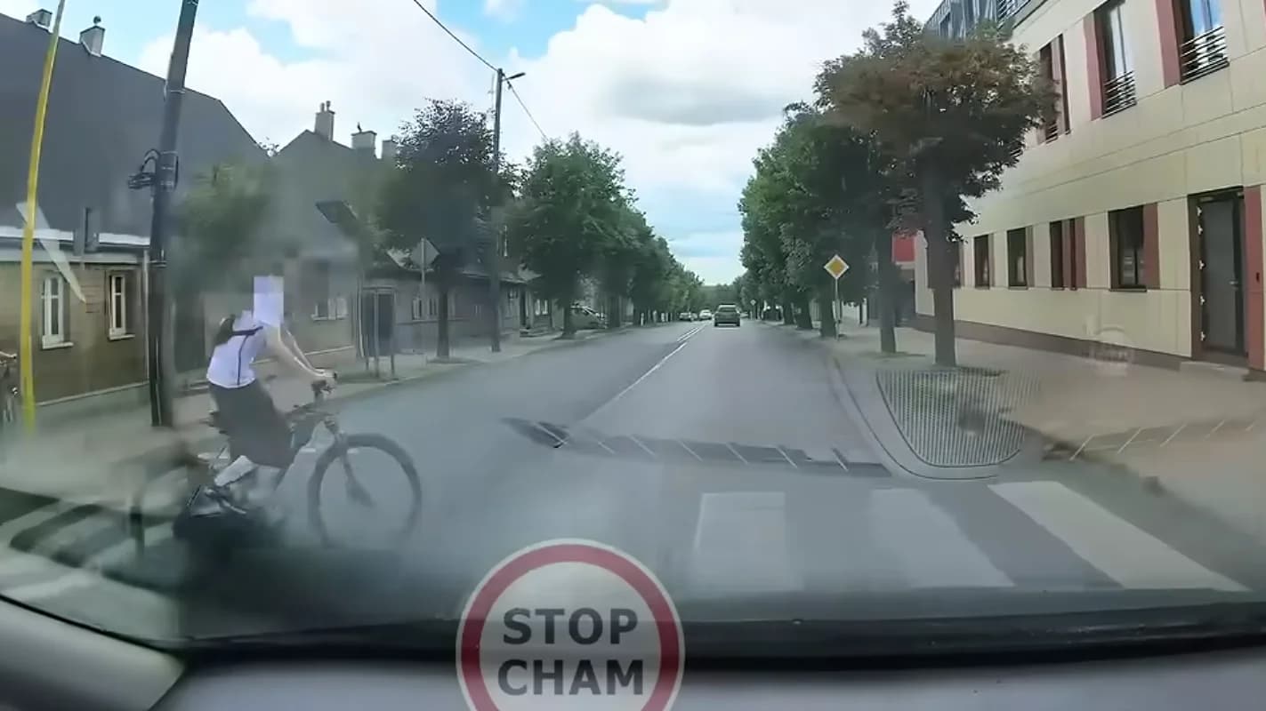 Rowerzysta wjechał prosto pod maskę. Ale to zachowanie kierującej szokuje