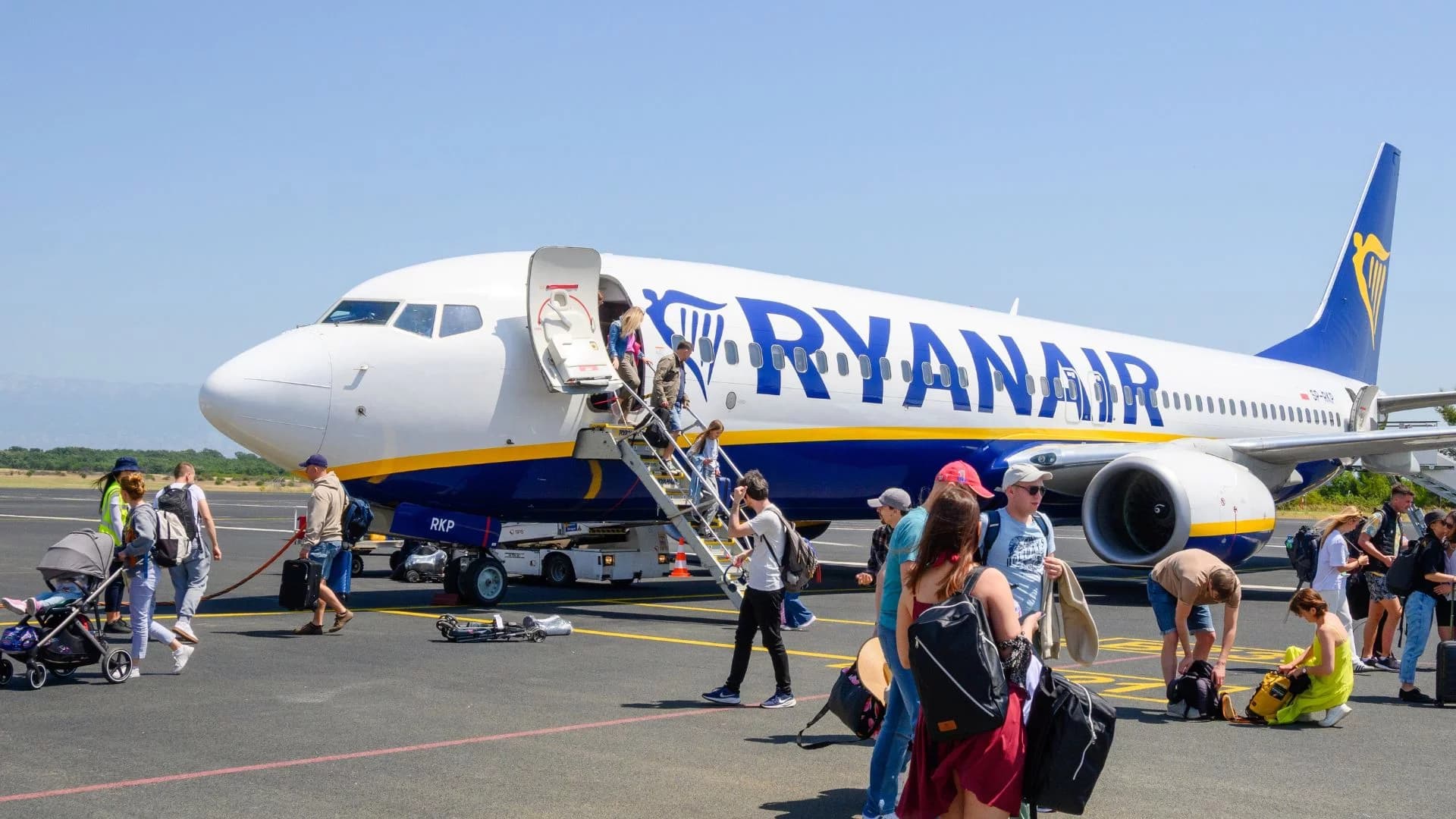 Skandal na lotniskach. W czasie upałów Ryanair oszczędza na wodzie dla pracowników