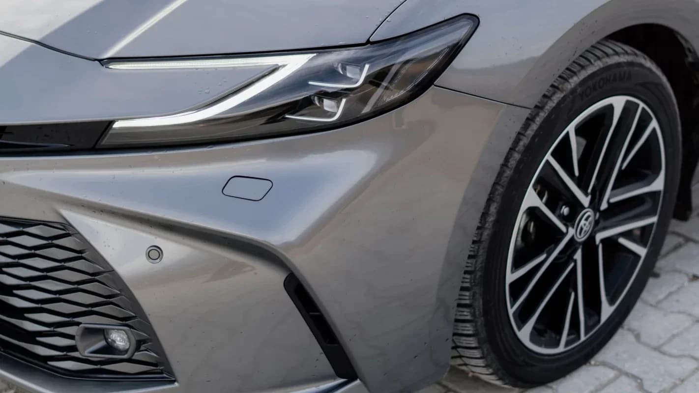 Nowa cena limuzyny Toyoty niszczy system. Pali 4,8 litra, a w środku to inna liga
