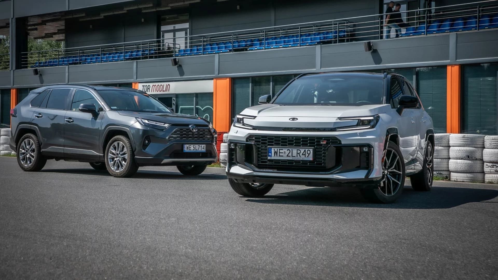 Przejechałem się nową oraz starą RAV4 po torze i w terenie. Nie mam złudzeń, która jest lepsza