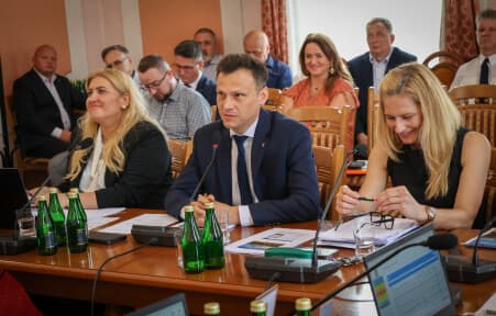 XXXIII posiedzenie Rady Miasta Jarosławia - sesja absolutoryjna. Na zdjęciu burmistrz miasta z zastępca oraz skarbnik miasta. Miasto