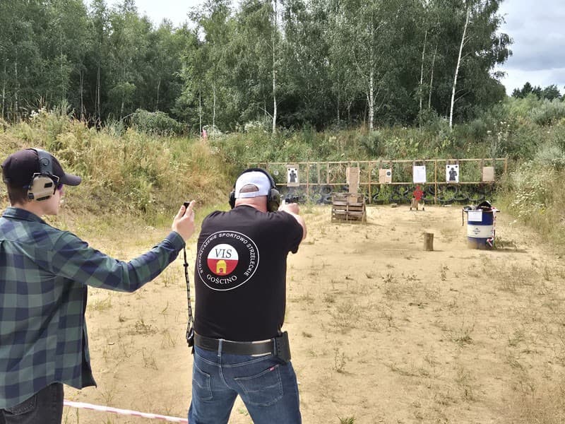 Zawody strzeleckie na strzelnicy w Ramlewie