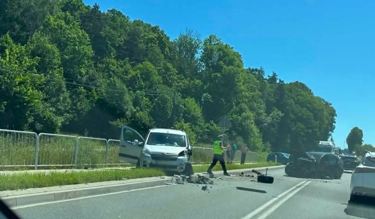 Groźny wypadek na Sądecczyźnie. Siedem osób rannych, DK75 była całkowicie zablokowana