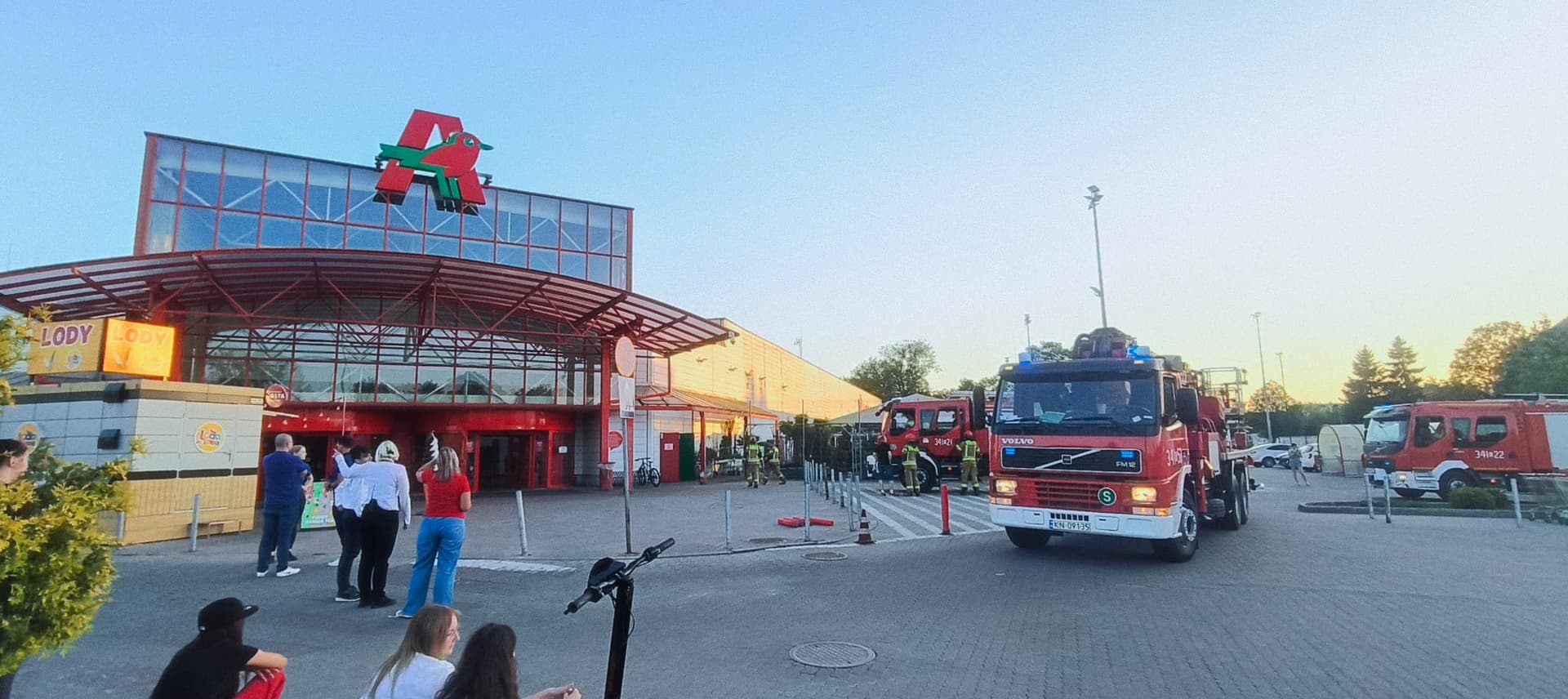 Ewakuacja Auchan w Nowym Sączu! Na miejscu straż pożarna i pogotowie energetyczne