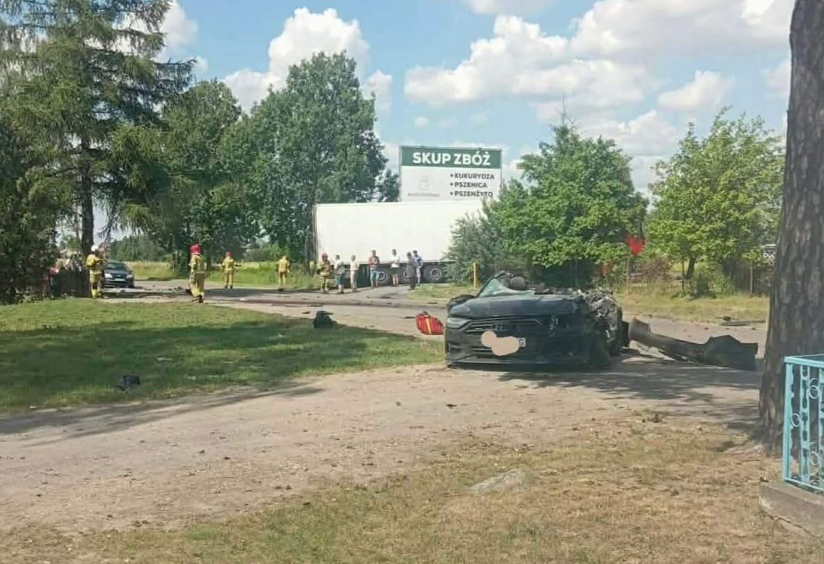 Wyprzedzał Audi ciąg pojazdów, uderzył w naczepę, dachował i wylądował na drzewie. Kierowca zginął na miejscu