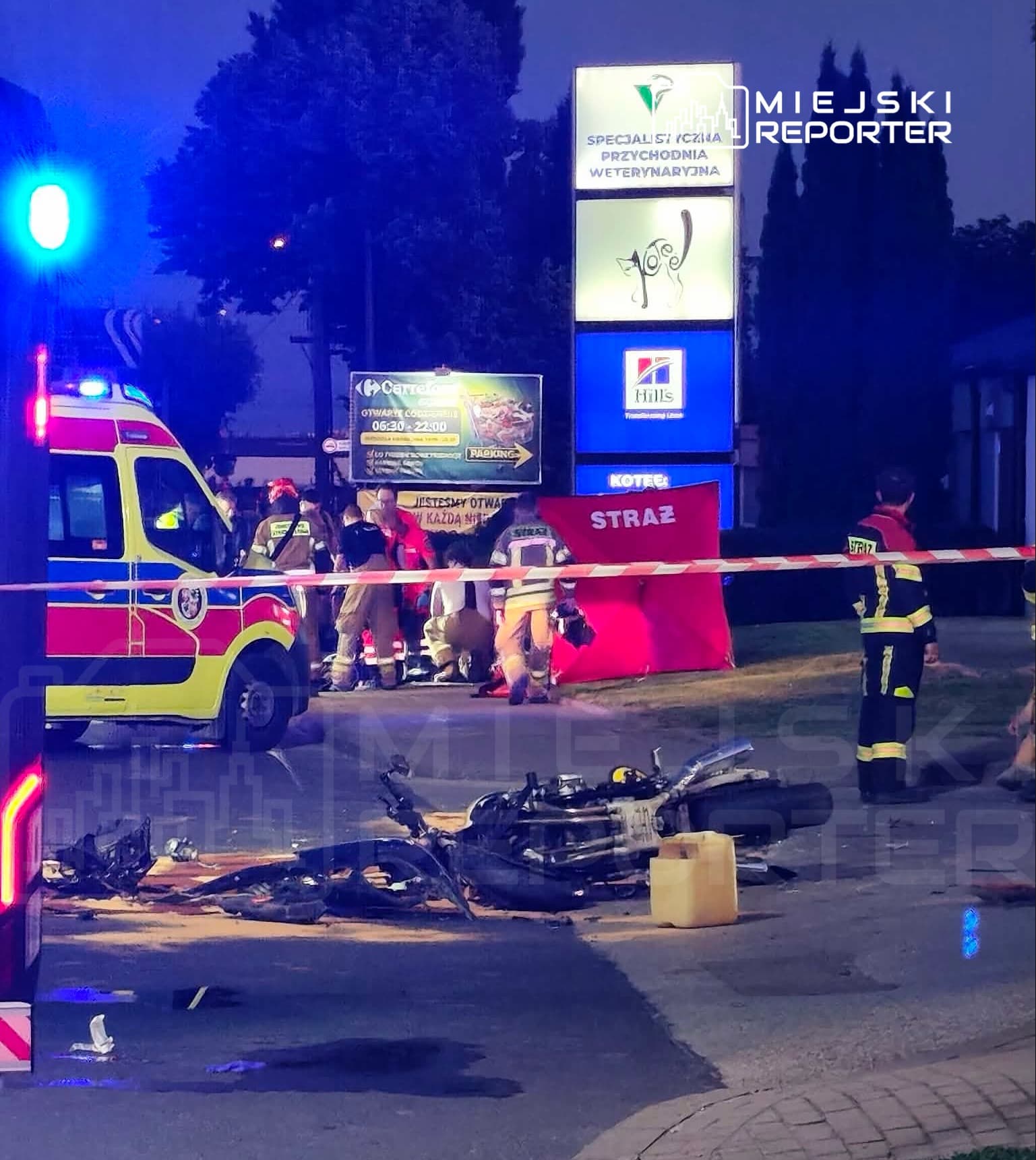 Poważne zderzenie auta z motocyklistą. “Kierujący Mercedesem wymusił pierwszeństwo”