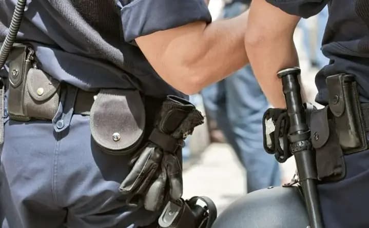 W Starej Niedziałce policjant wskazał dzieciom zasady, od których zależą wakacje