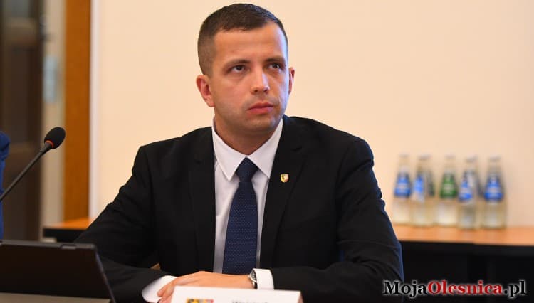 Wojciech Paszkowski nowym starostą oleśnickim. Radni PiS wyszli z sali obrad