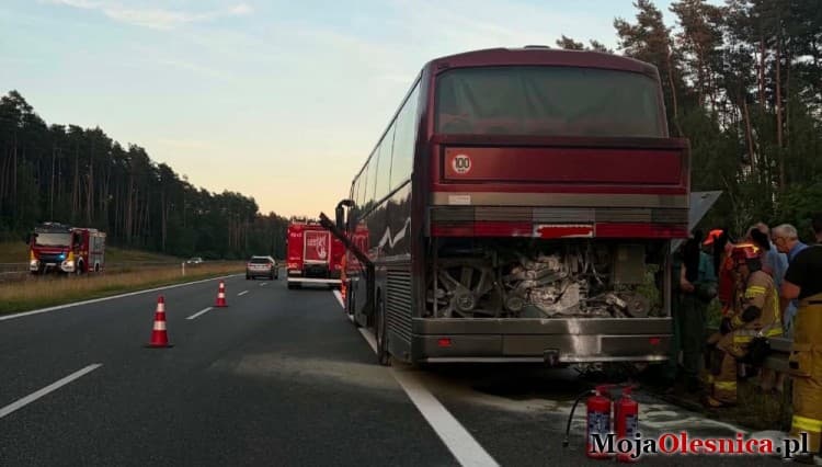 Pożar autobusu na trasie S8. Akcja służb na granicy powiatów