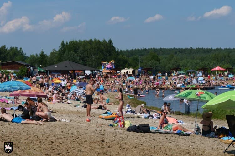 Tłumy mieszkańców oblegają zalew w Stradomi Wierzchniej. Ochłoda w ekstremalny upał
