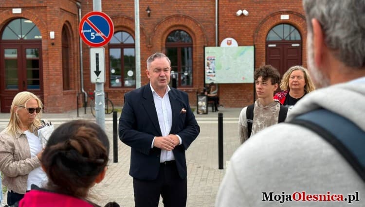 Turyści zwiedzali Oleśnicę. Na dworcu powitał ich burmistrz Adam Horbacz