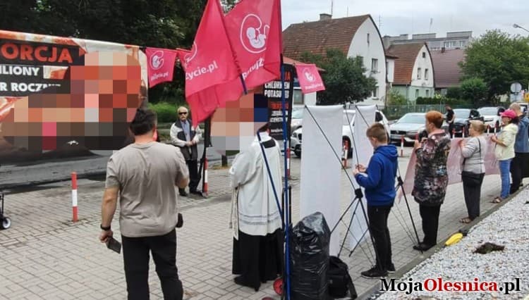 Różaniec przed oleśnickim szpitalem. Organizatorzy: w jednostce wciąż są wykonywane aborcje