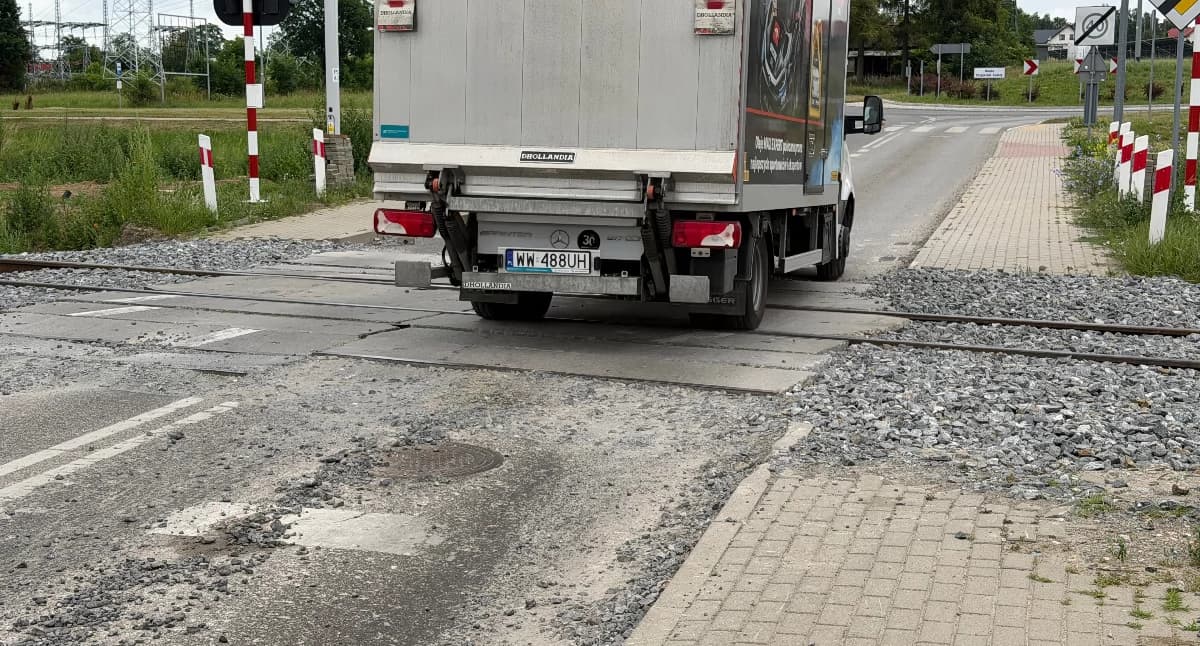 Koniec z horrorem na Strusiej? Kolejarze zamykają przejazd i obiecują porządny remont [VIDEO]