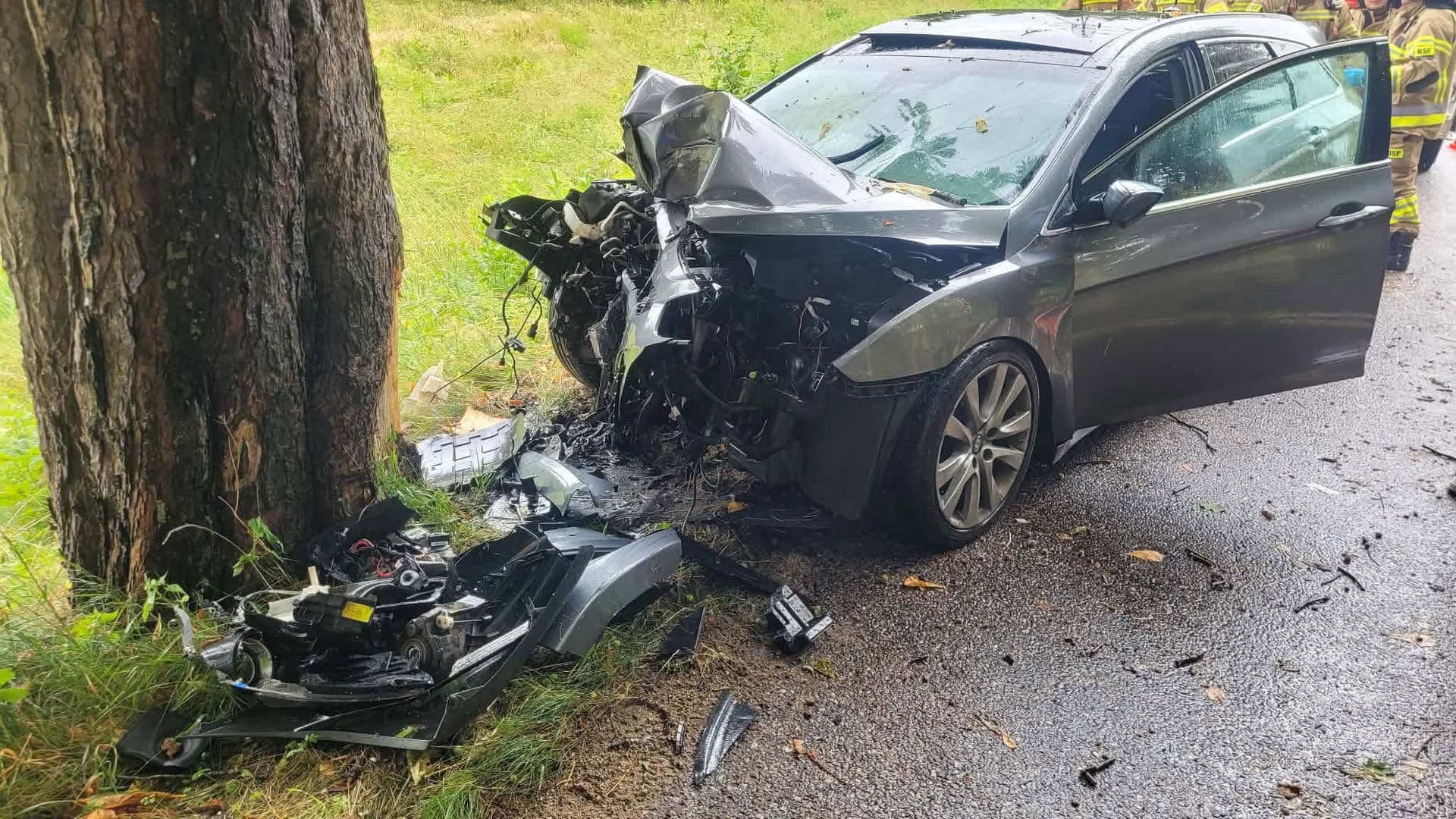 Nowe piątek, 3 lipca 2026 O mały włos od tragedii! Kompletnie pijany kierowca wjechał w drzewo