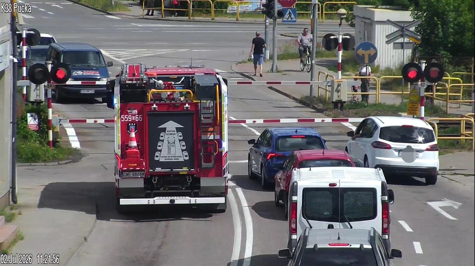 Wjechał za strażą pożarną na czerwonym świetle. Grozi mu 2 tysiące złotych mandatu