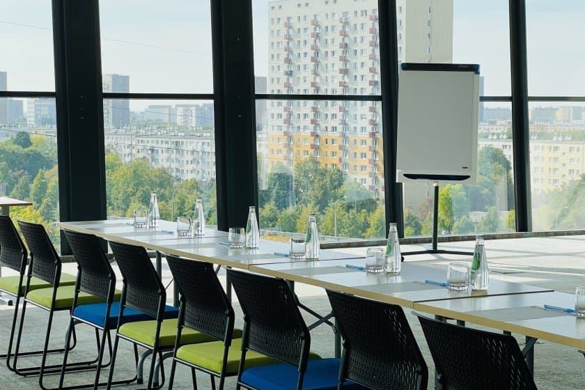 Teatralne, klasowe czy podkowa? Jak ustawienie sali decyduje o przebiegu spotkania