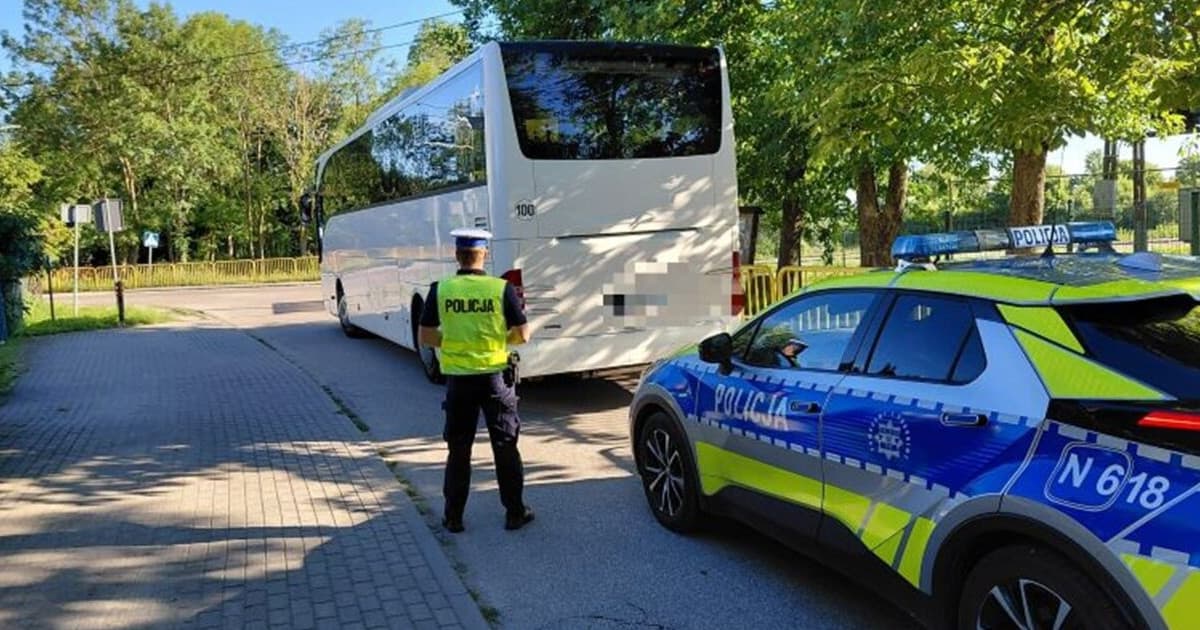 Policjanci kontrolują autokary przed wyjazdami dzieci i młodzieży