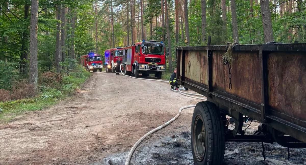 Przyczepa ze słomą stanęła w ogniu. Zagrożony był las