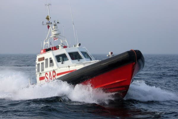 Zostawił ubrania na brzegu i zniknął. Kolega wszczął alarm