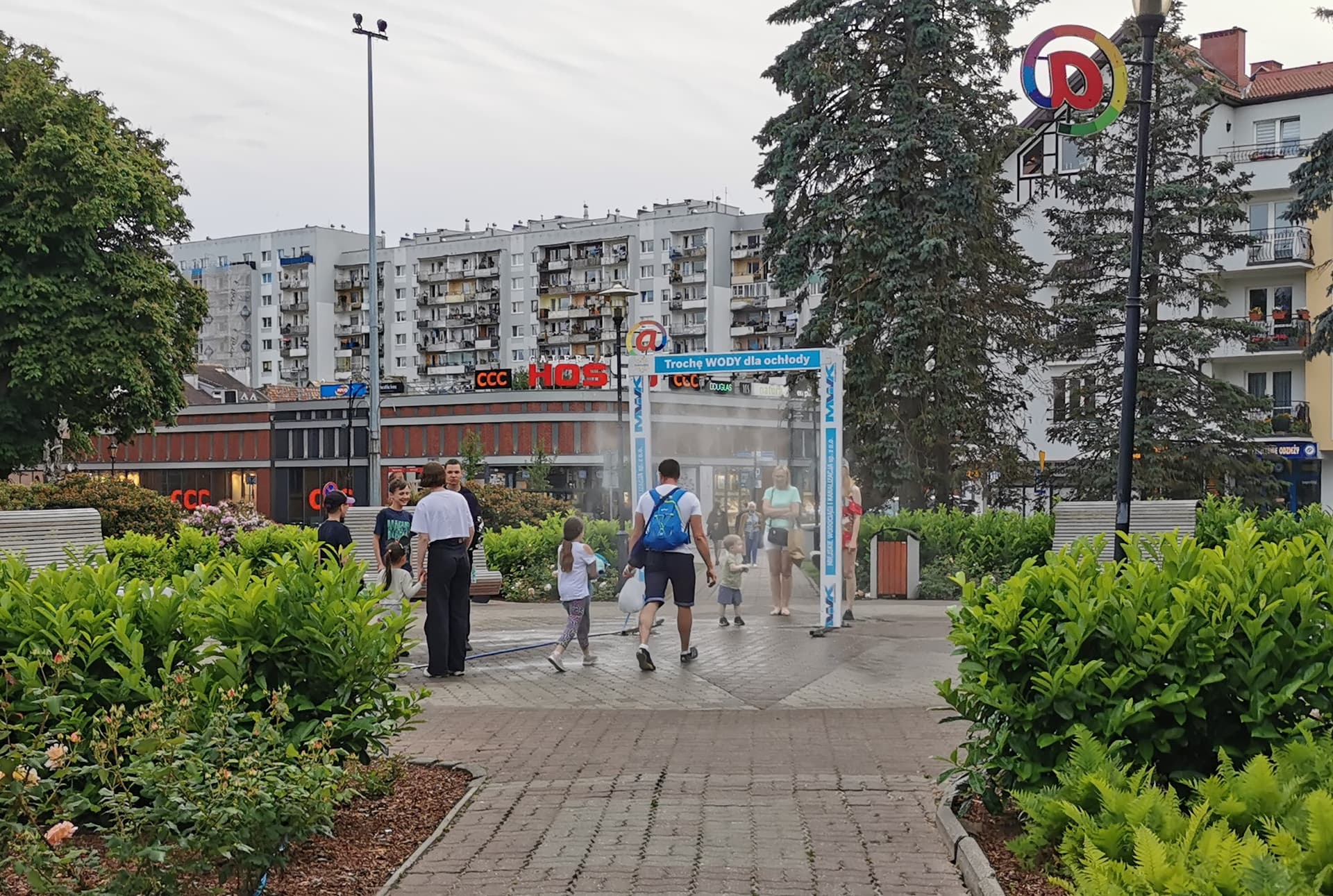Miasto na upały uruchamia zraszacze wodne i poidełka