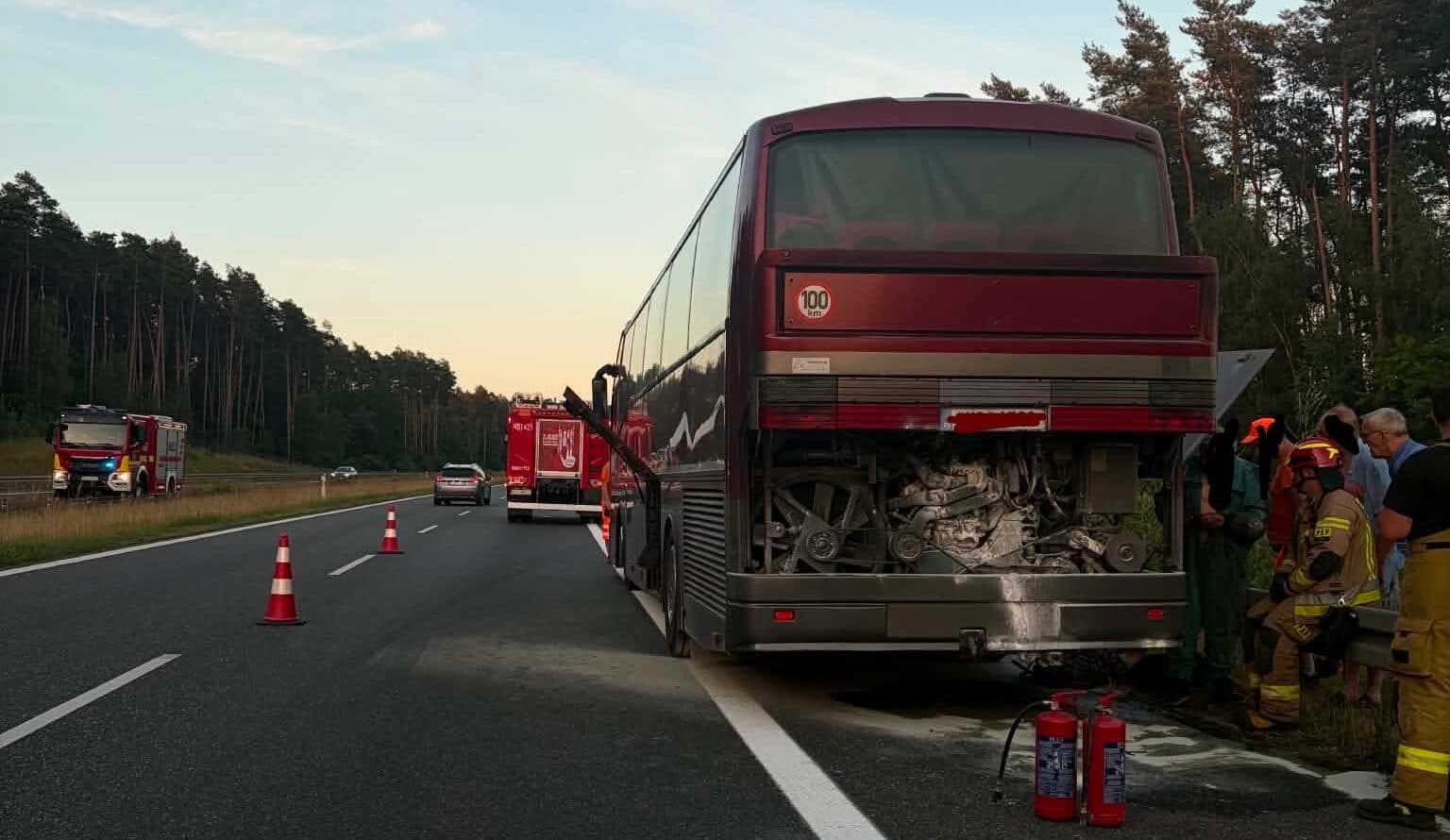 Pożar autobusu na trasie S8. Akcja służb na granicy powiatu oleśnickiego