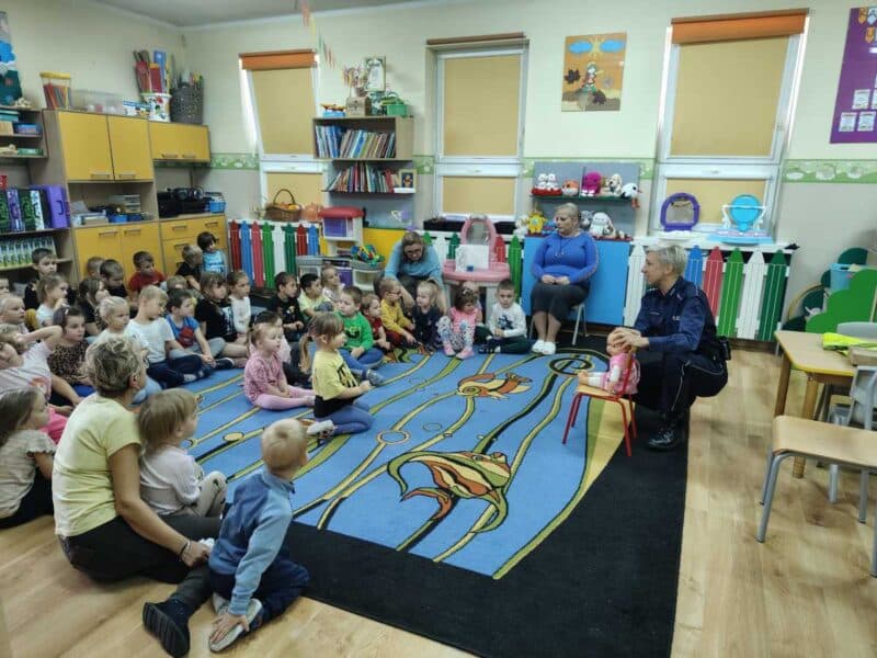 Szczepanowo: policjantka uczy przedszkolaków, jak bezpiecznie poruszać się po drodze