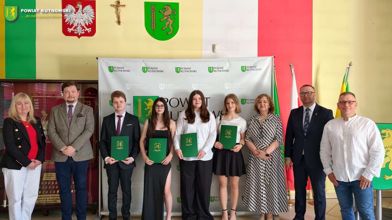 Młodzi, zdolni i ambitni. Zostali nagrodzeni przez władze powiatu kutnowskiego [ZDJĘCIA]