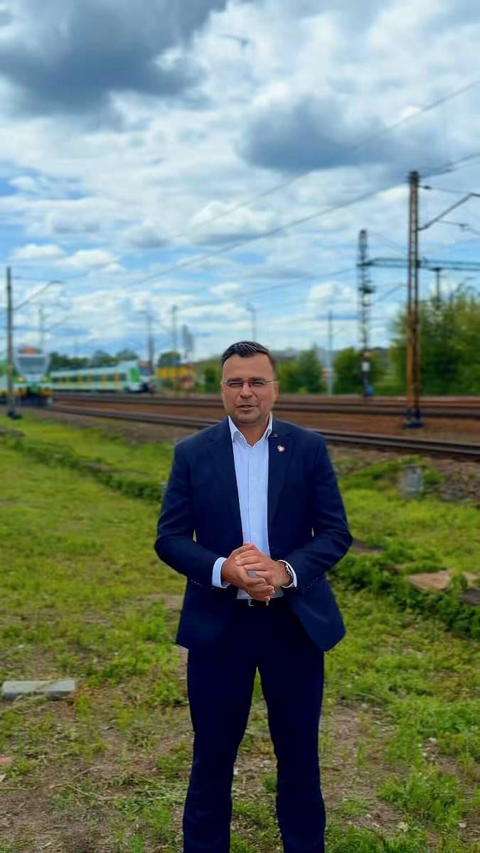 To historyczny zwrot cywilizacyjny, tysiące kilometrów torów i miliony zadowolonych pasażerów. ● 438 milionów pasażerów w 2025 roku – najwięcej od ponad 30 lat. ● 17 przywróconych połączeń pasażerskich tam, przez lata rosły chwasty. ● 25,4 mld zł na tabor i infrastrukturę, z