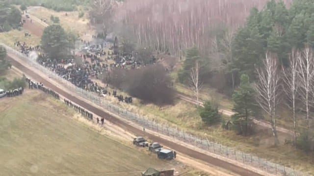 Grupa migrantów znajduje się obecnie w okolicach Kuźnicy https://t.co/w5VxXp9QqQ