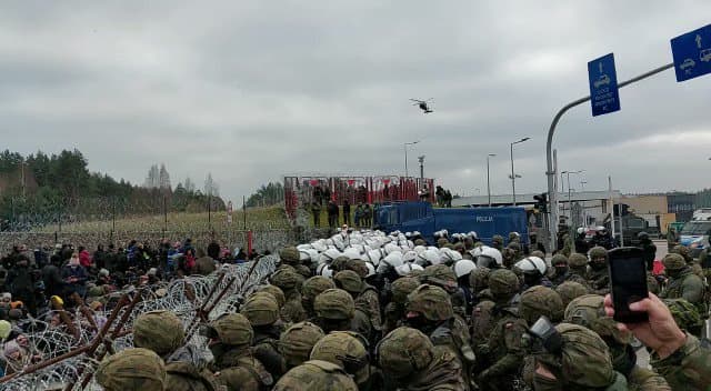 Od rana na przejściu granicznym w Kuźnicy po str. białoruskiej gromadzą się nielegalni imigranci. Dołączają do nich kolejne grupy, które do tej pory koczowały przy granicy.Przygotowywana jest próba siłowego forsowania granicy.Wszystko odbywa się pod nadzorem białoruskich służb. https://t.co/6UZgZZaSgS