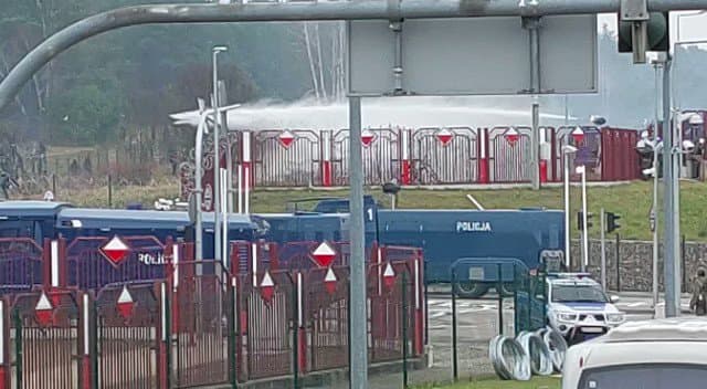 Koczujący przy przejściu granicznym w Bruzgach po stronie białoruskiej🇧🇾, od ok. godziny atakują polskie służby.Wobec agresywnych cudzoziemców użyto armatek wodnych. #zgranicy https://t.co/ydXw8ZfNNc