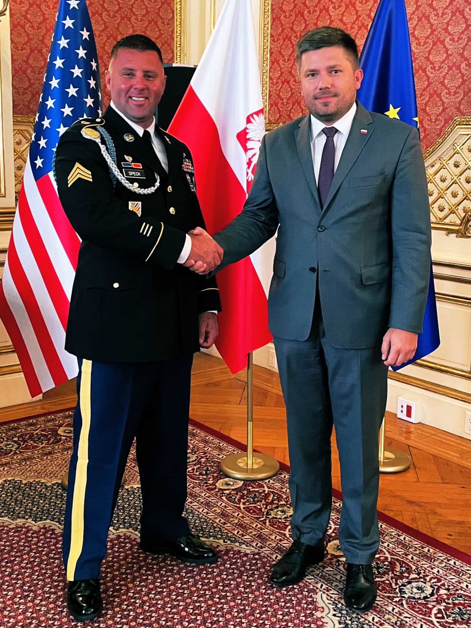Have you ever met a true hero? In 2009 in 🇦🇫 in the middle of Taliban ambush this brave man Sgt. Corey Speck saved life of his Polish colleague severely injured in firing. Today at @PLinNewYork sgt. Speck received his full membership in the Polish Army Veterans’ Association. https://t.co/BPfSzyku5C