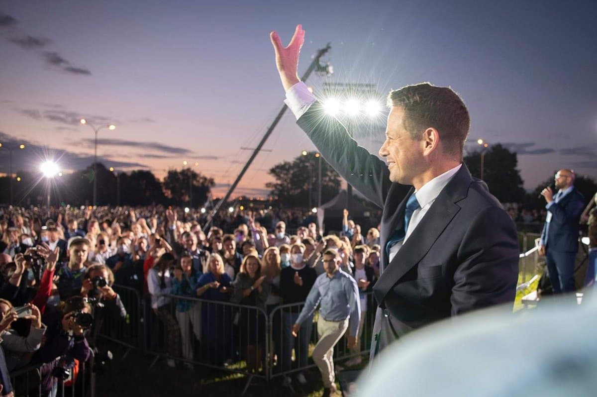 Wiadomo tyle, że nic nie wiadomo - tyle ws. wyników wyborów :) To, co wiadomo na pewno, to że przez ostatnie tygodnie udało nam się wspólnie obudzić niesamowitą energię w całej Polsce. Dziękuję za podpisy, za zaangażowanie, za spotkania, za głosy. Czekamy na oficjalne wyniki! https://t.co/JSbkG3cdCE