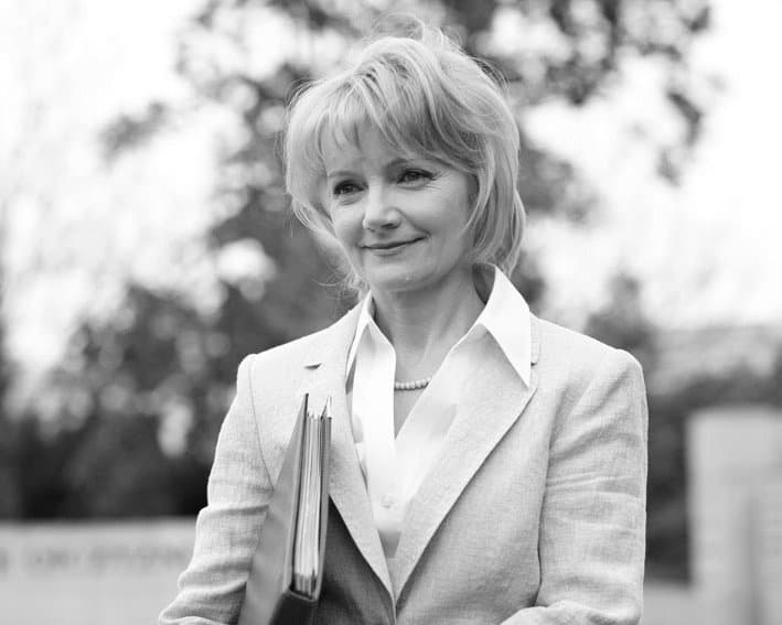 Pamiętajmy o Joli w drugą rocznicę Jej śmierci 🙏 08 grudnia 2018r. odeszła od nas Ś.P. Jolanta Szczypińska, wspaniała koleżanka, poseł IV, V, VI, VII i VIII, a przede wszystkim- dobry człowiek. Na zawsze pozostanie w naszych sercach. Pomódlmy się za Jej duszę. #PiS #pamiętamy https://t.co/IGwUWsrys1