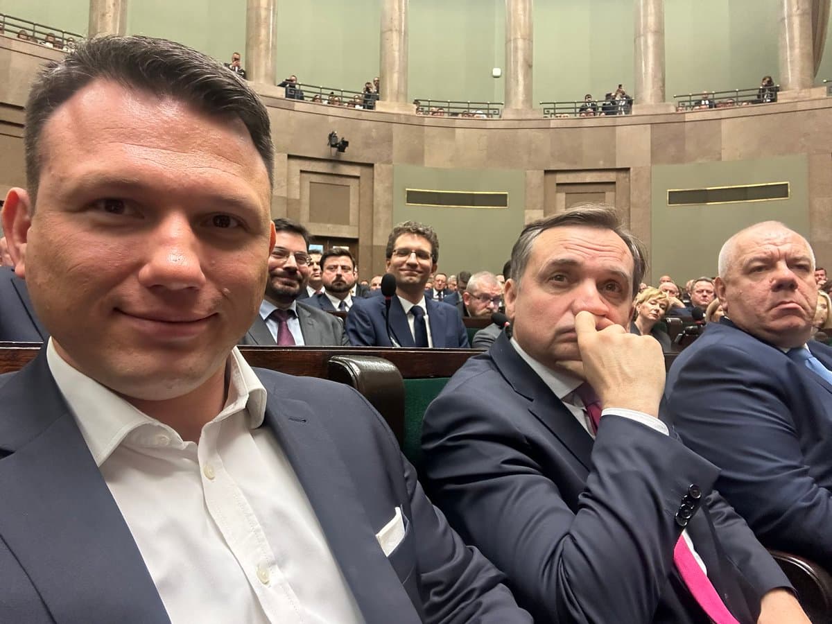 Mówiłem, że Ziobro i Sasin będą siedzieć, ale nie myślałem, że obok mnie w Sejmie :) https://t.co/QGCqcKkLN2