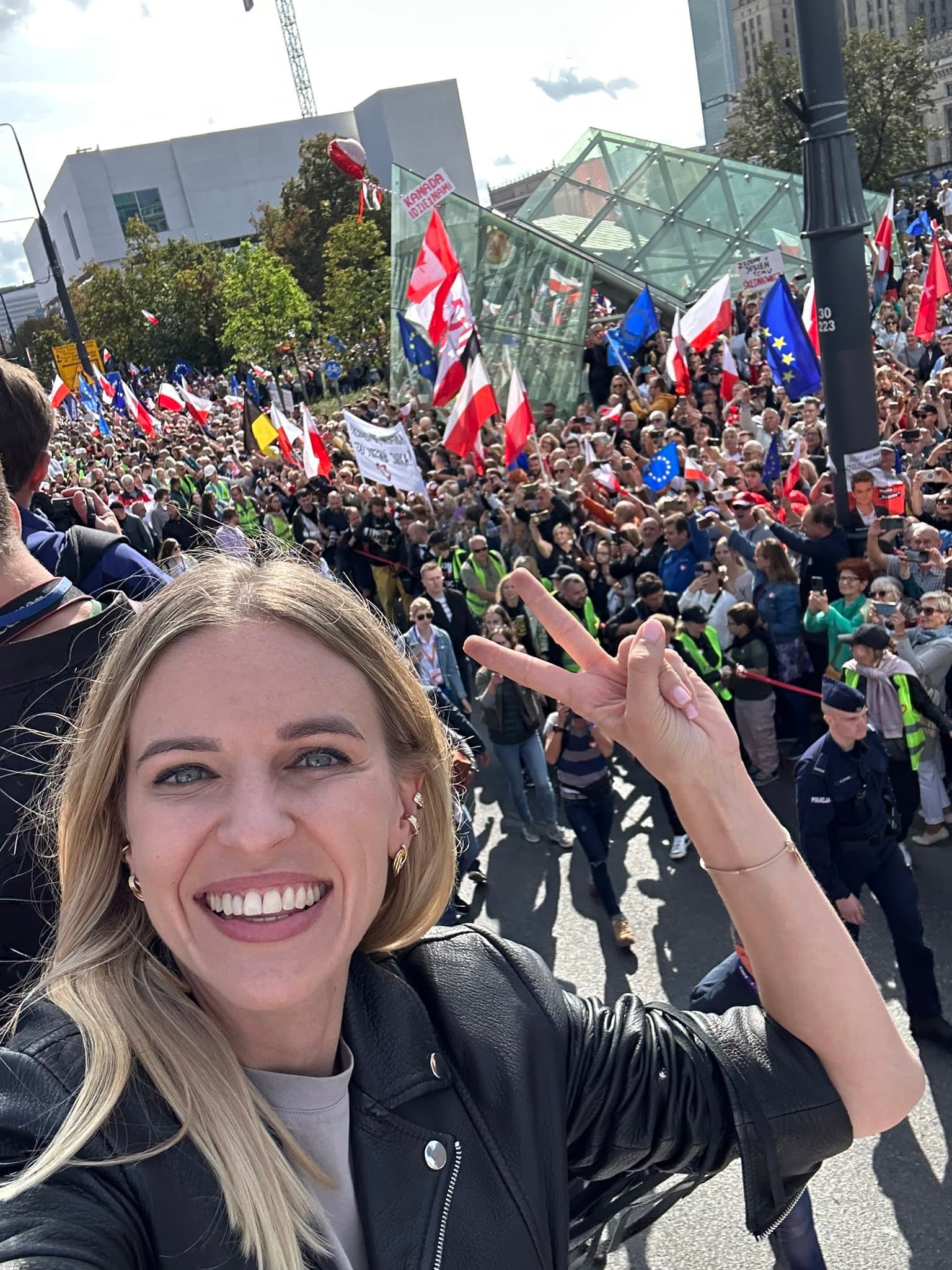 Co za tłumy! Co za emocje! #MarszMilionaSerc 🤍❤️ https://t.co/UMCLZB3i4e