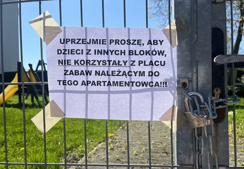 Ogłoszenie na płocie czyli początek klasowego apartheidu: https://t.co/DAKovh0lbB