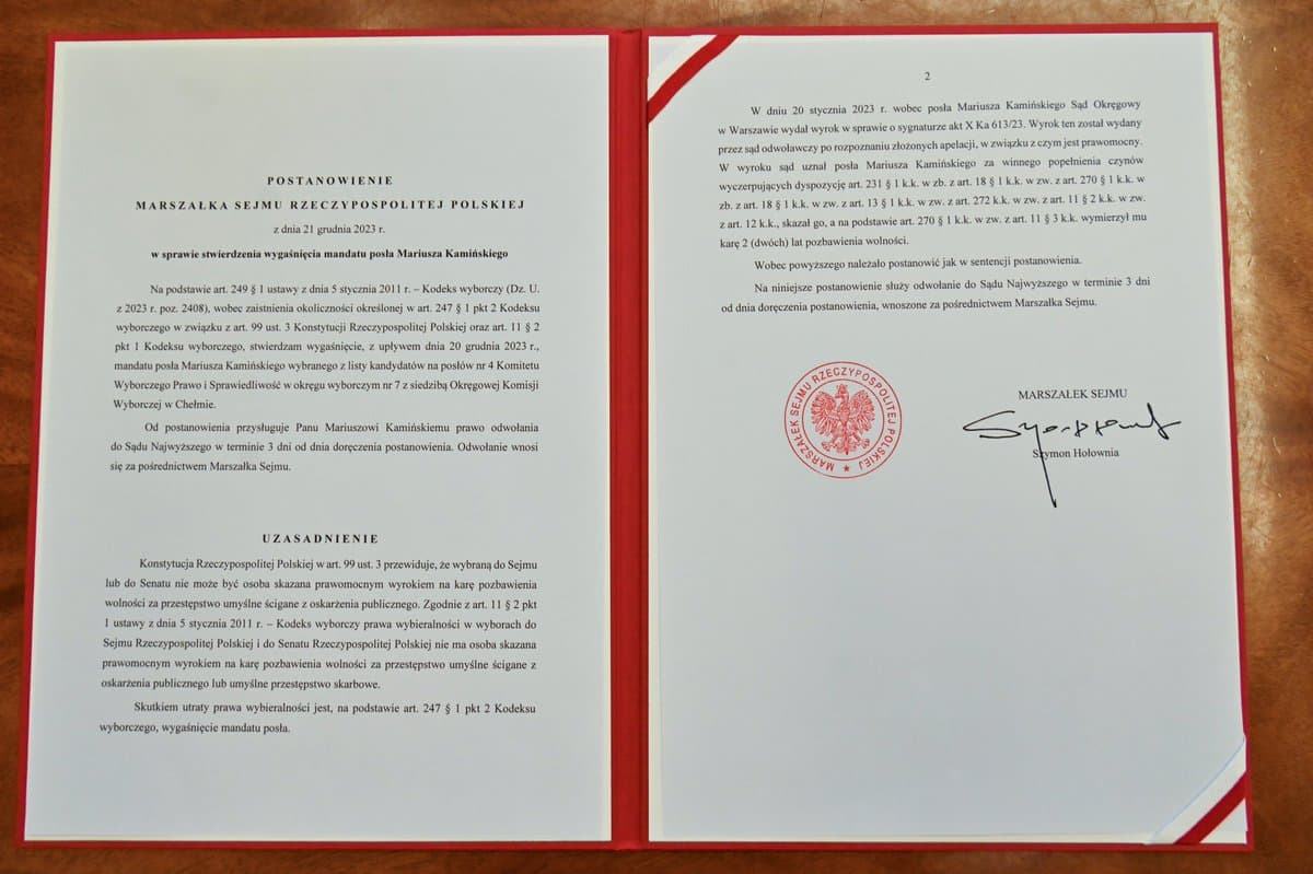 Marszałek Sejmu @szymon_holownia wydał postanowienia w sprawie stwierdzenia wygaśnięcia mandatów poselskich Mariusza Kamińskiego i Macieja Wąsika. Odpowiednia korespondencja została również wysłana do Pana Prezydenta @AndrzejDuda. https://t.co/iEZECEtkRG
