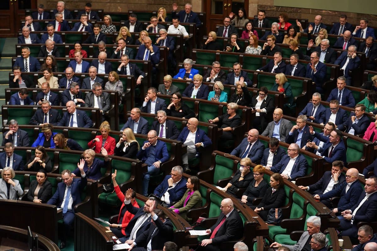 ❗️Sejm podjął uchwałę w sprawie przywrócenia ładu prawnego oraz bezstronności i rzetelności mediów publicznych oraz Polskiej Agencji Prasowej. https://t.co/DZ2hocJ5by