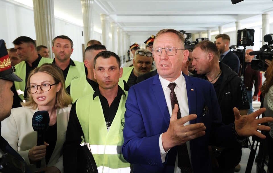 Absolutna hipokryzja: Robert „gaśnica” Telus popiera rolników okupujących Sejm, a jeszcze 5 miesięcy temu był ministrem, który doprowadził do dzisiejszych problemów branży rolniczej. 🤷♂️ PiS w pigułce! 🧐