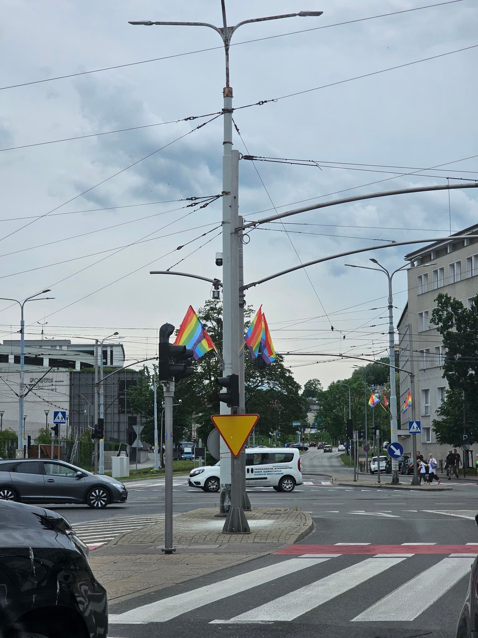 🟥 Jedna z ulic w Gdańsku. Kilka dni po wyborach i już tęczowa agenda wraca do przestrzeni publicznej. Wszystkich nas chcieli oszukać. https://t.co/PQOTCwgSj6