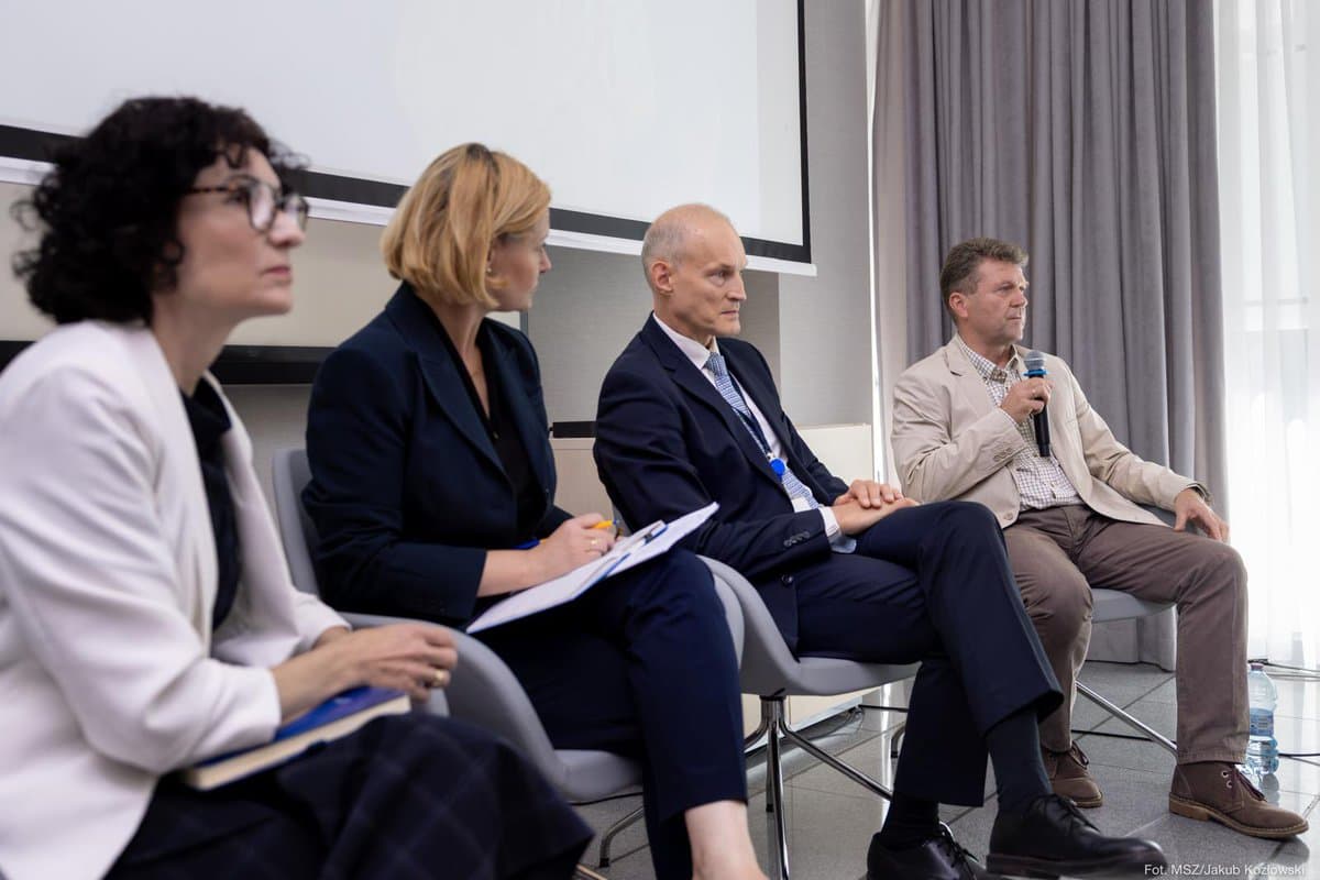 Jak skuteczniej wzmacniać polską obecność w Afryce i na Bliskim Wschodzie? 🤔 To był temat spotkania wiceministra spraw zagranicznych @ZajaczkowskiW z przedstawicielami polskich przedsiębiorstw oraz instytucji otoczenia biznesu. 💬 Rozmowy dotyczyły budowania synergii między