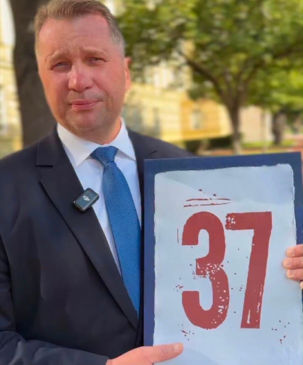 Minął już ponad miesiąc. I co? Rozliczeń nadal nie ma. To już 37 dni ciszy. Człowiek, który miał wyprowadzić ze Szpitala Południowego 1,6 mln zł z pieniędzy NFZ, wciąż nie został rozliczony. Za to pod lupę trafiają ci, którzy ujawnili nieprawidłowości. Tak wygląda “przywracanie