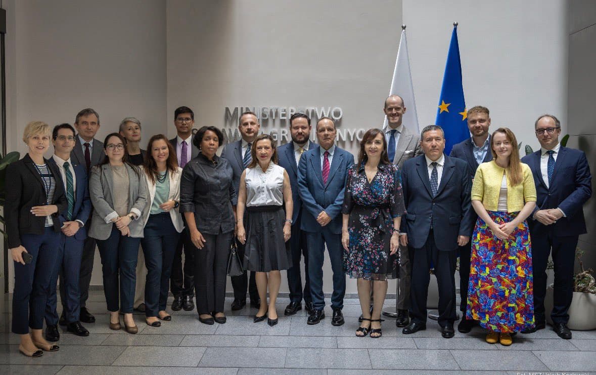 Ambasadorowie państw GRULAC spotkali się z kierownictwem DABWA oraz przedstawicielami @MKiS_GOV_PL. Rozmowy dotyczyły programu GreenEvo oraz możliwości współpracy z krajami Ameryki Łacińskiej i Karaibów na rzecz rozwoju zielonych technologii i wspierania zrównoważonego rozwoju. https://t.co/UTZF6J0n6j