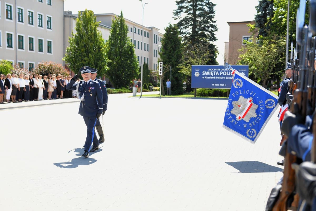 🟦🫡 Na placu apelowym trwają obchody Święta Policji z udziałem Komendanta Głównego @PolskaPolicja gen. insp. Marka Boronia, który objął uroczystość patronatem honorowym. 🎖️ Wydarzenie to jest okazją do wręczenia awansów na wyższe stopnie policyjne oraz wyróżnienia https://t.co/nMsoQOYkbi