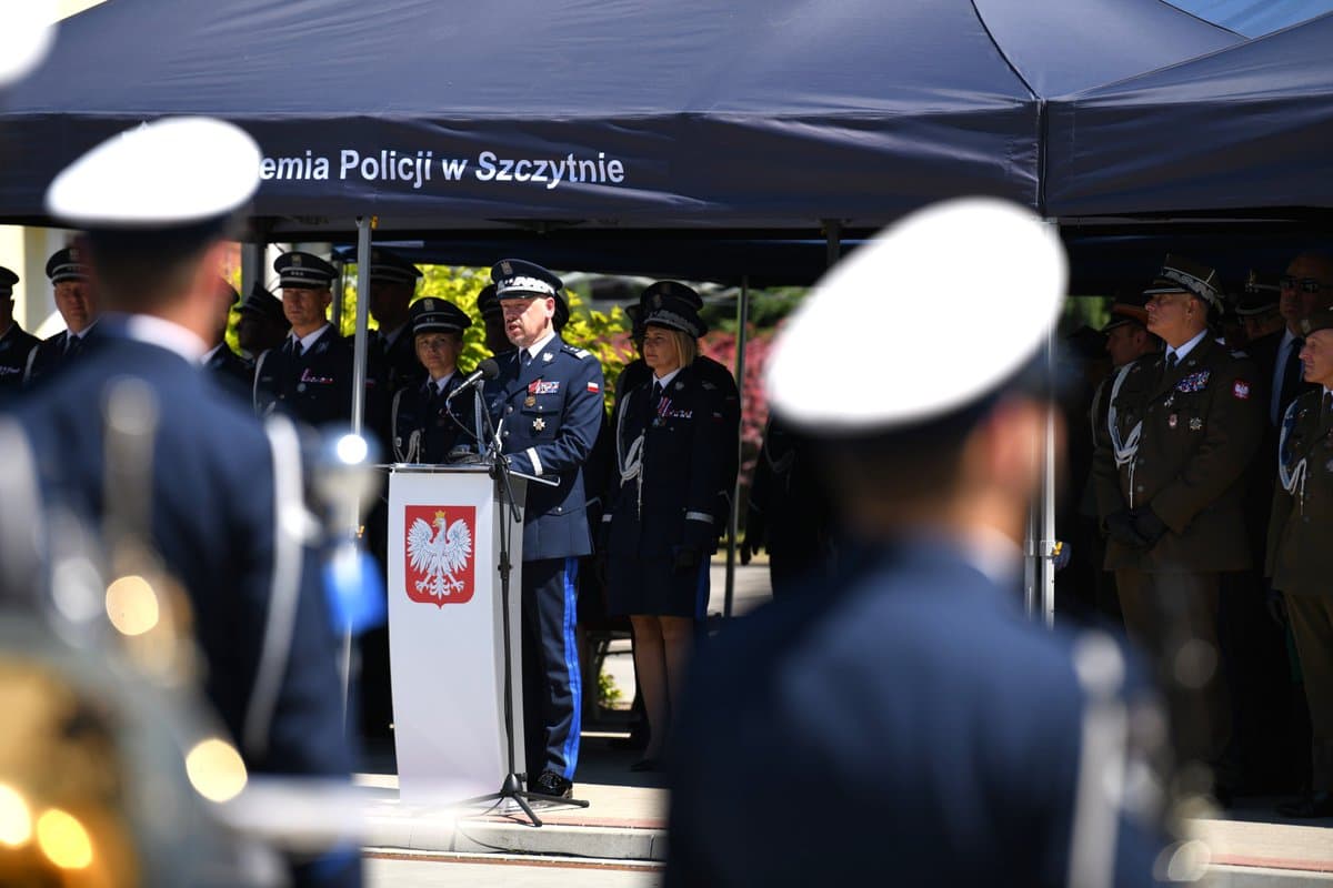 👮 Komendant Główny @PolskaPolicja gen. insp. Marek Boroń podczas uroczystości z okazji Święta Policji w @akademiapolicji. 💬 Szkolnictwo policyjne odgrywa kluczową rolę. Przestępczość zmienia swoje oblicze, a my musimy być zawsze o krok do przodu. Szczególne słowa uznania https://t.co/vJ3MFLN3HX